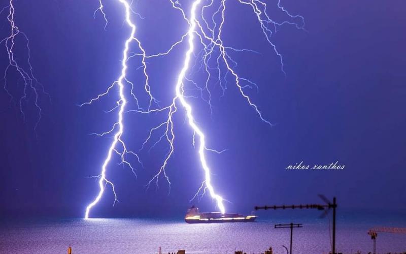 Θεσσαλονίκη: Η στιγμή που κεραυνός «σκίζει στα δύο» το Θερμαϊκό (Εικόνα)