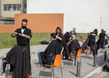 Πράξη ανθρωπιάς στη Θεσσαλονίκη: Κομμωτές της πόλης κούρεψαν άστεγους για το Πάσχα (Εικόνες)