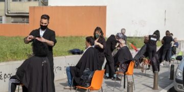 Πράξη ανθρωπιάς στη Θεσσαλονίκη: Κομμωτές της πόλης κούρεψαν άστεγους για το Πάσχα (Εικόνες)