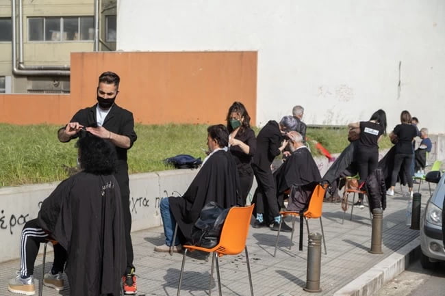 Πράξη ανθρωπιάς στη Θεσσαλονίκη: Κομμωτές της πόλης κούρεψαν άστεγους για το Πάσχα (Εικόνες)