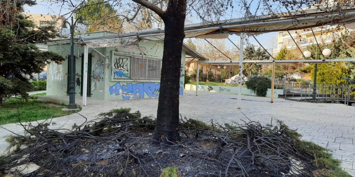 Εικόνες εγκατάλειψης στο Πάρκο Κατσαντώνη στο Κορδελιό. Φωτιές, βανδαλισμοί και στέκι περιθωριακών (Εικόνες)