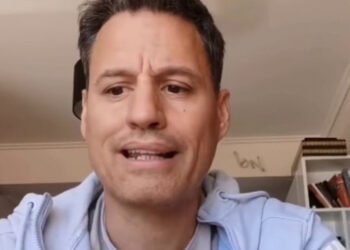 Ο Πετράκος στηρίζει την 49χρονη μητέρα: Δεν μας τρομάζετε – Θα χρειαστεί να μας συλλάβετε