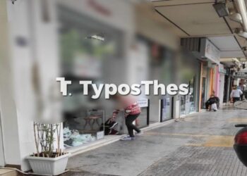 Θεσσαλονίκη: Γυναίκα δοκιμάζει παπούτσια έξω από κατάστημα στην Τούμπα (Eικόνες)