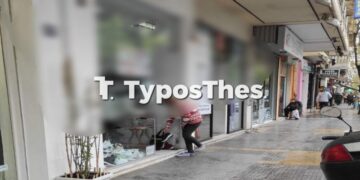 Θεσσαλονίκη: Γυναίκα δοκιμάζει παπούτσια έξω από κατάστημα στην Τούμπα (Eικόνες)