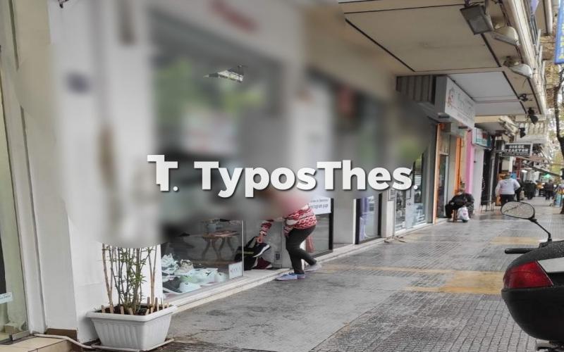 Θεσσαλονίκη: Γυναίκα δοκιμάζει παπούτσια έξω από κατάστημα στην Τούμπα (Eικόνες)