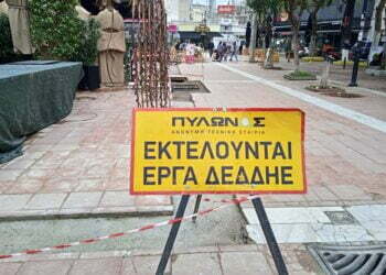 Γέμισε τρύπες η πλατεία Ευόσμου (Εικόνες)