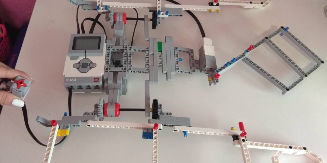 Θεσσαλονίκη: Μαθήτριες από τη Νάουσα έφτιαξαν ρομπότ που διπλώνει τα ρούχα