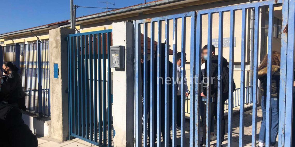 Κατάληψη παρωδία στο 1ο ΓΕΛ Ευόσμου- Γονείς αρνητές των self test μιλάν για παιδομάζωμα από τον Χαρδαλιά