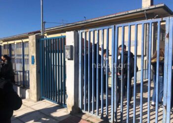 Κατάληψη παρωδία στο 1ο ΓΕΛ Ευόσμου- Γονείς αρνητές των self test μιλάν για παιδομάζωμα από τον Χαρδαλιά