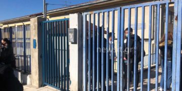 Κατάληψη παρωδία στο 1ο ΓΕΛ Ευόσμου- Γονείς αρνητές των self test μιλάν για παιδομάζωμα από τον Χαρδαλιά
