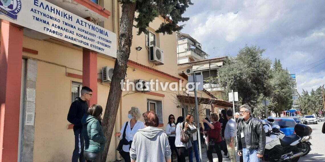 Εύοσμος: Συνελήφθη η μητέρα που ήθελε να μπει ο γιος της στο σχολείο χωρίς self test