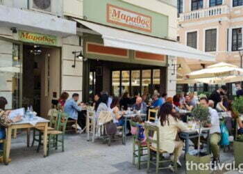 Θεσσαλονίκη: Με τσίπουρο και ρετσίνα ξορκίζουν τον κορωνοϊό (φωτο)