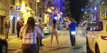 Θεσσαλονίκη: Γυναίκα έβγαλε τα ρούχα της και βγήκε σε κεντρικό δρόμο (Εικόνα)