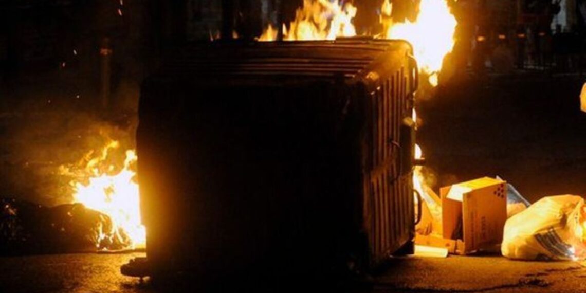 Μπαράζ εμπρησμών σε κάδους απορριμμάτων στον Εύοσμο τα ξημερώματα