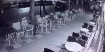Εύοσμος: Άφησε το κινητό του στο τραπέζι για να παραγγείλει και του το άρπαξε περαστικός (βίντεο)