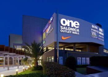 Σκηνές… Black Friday στο OneSalonica – Απίστευτος συνωστισμός