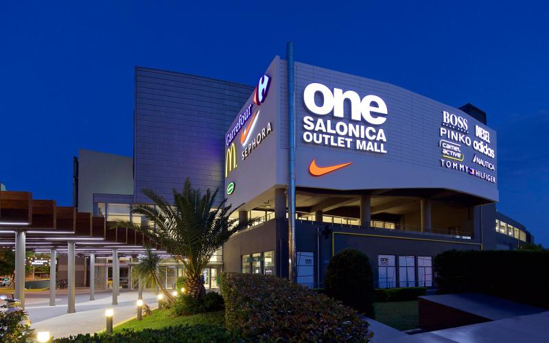 Σκηνές… Black Friday στο OneSalonica – Απίστευτος συνωστισμός