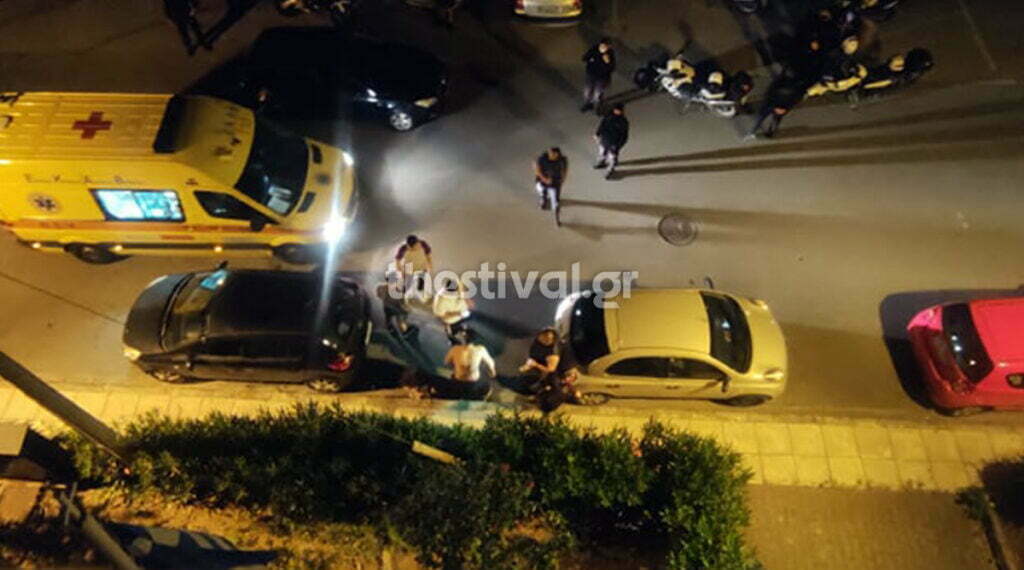 Θεσσαλονίκη: Άγριο επεισόδιο τα μεσάνυχτα στη Ν. Ευκαρπία – Έκαψαν 19χρονο με πυρσό (Εικόνα))