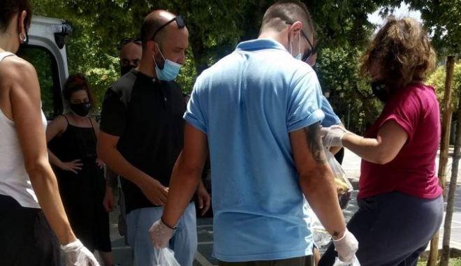 Θεσσαλονίκη: Φαγητό σε άστεγους και άπορους μοίρασε το ΚΕΘΕΑ