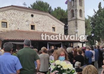 Θεσσαλονίκη: Σπαραγμός στην κηδεία της 14χρονης που πέθανε μετά από επέμβαση
