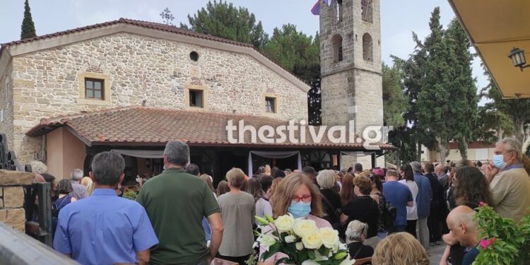 Θεσσαλονίκη: Σπαραγμός στην κηδεία της 14χρονης που πέθανε μετά από επέμβαση
