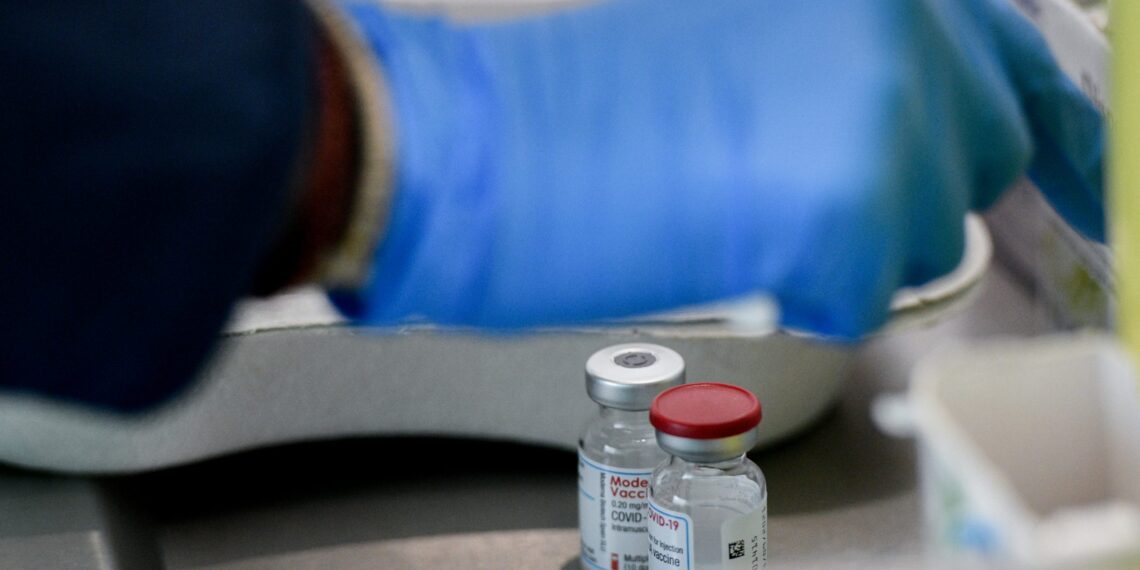 Θεσσαλονίκη: Ελεύθερη η ηλικιωμένη που αφαίρεσε φιαλίδιο εμβολίου από Κέντρο Υγείας