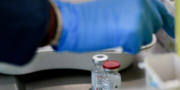Θεσσαλονίκη: Ελεύθερη η ηλικιωμένη που αφαίρεσε φιαλίδιο εμβολίου από Κέντρο Υγείας