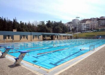Ανάσες δροσιάς με βουτιές σε πισίνες στη Θεσσαλονίκη