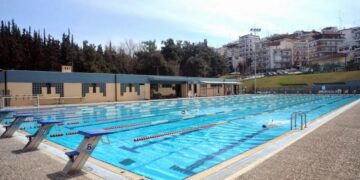 Ανάσες δροσιάς με βουτιές σε πισίνες στη Θεσσαλονίκη