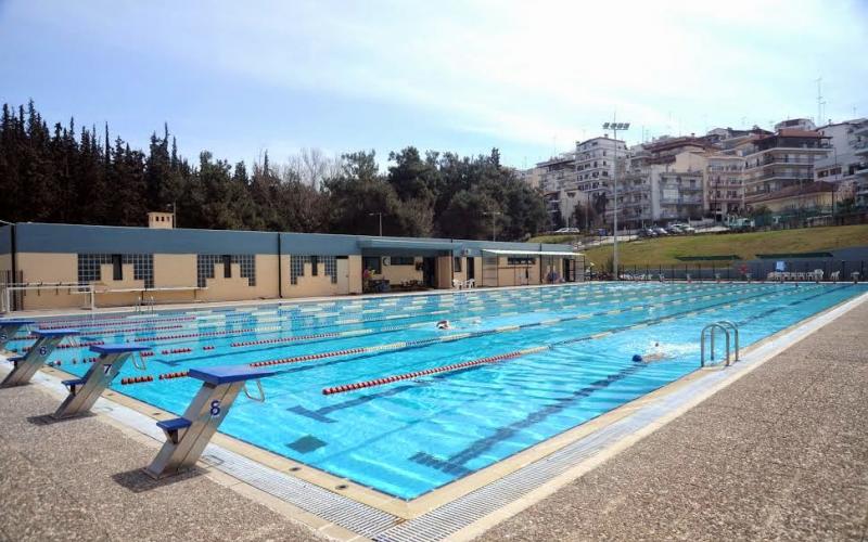 Ανάσες δροσιάς με βουτιές σε πισίνες στη Θεσσαλονίκη