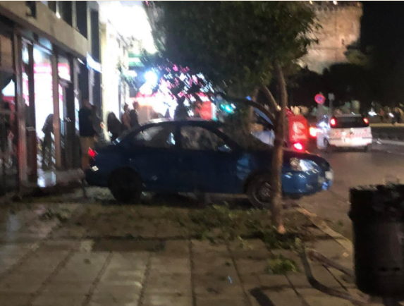 Τροχαίο στην παραλία με τραυματία – ΙΧ καβάλησε το πεζοδρόμιο