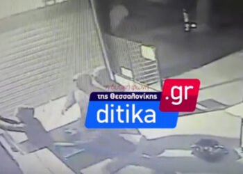 Βίντεο ντοκουμέντο από διάρρηξη μίνι μάρκετ στον Εύοσμο – Έφυγαν με δεκάδες πακέτα τσιγάρα