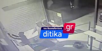 Βίντεο ντοκουμέντο από διάρρηξη μίνι μάρκετ στον Εύοσμο – Έφυγαν με δεκάδες πακέτα τσιγάρα