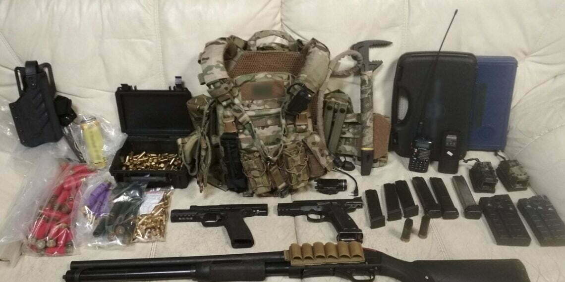 Εύοσμος: Βγήκε στο μπαλκόνι κι άρχισε να πυροβολεί στον αέρα – “Οπλοστάσιο” τα σπίτια του σε Εύοσμο και Κιλκίς