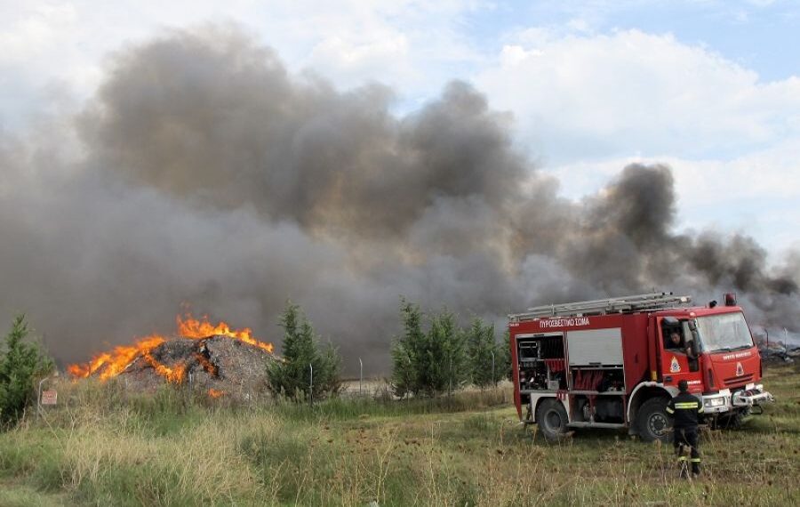 Θεσσαλονίκη: Διαμαρτυρία εργαζομένων στον Εύοσμο μετά τη φωτιά κοντά στα κοιμητήρια