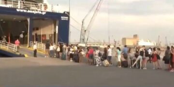 «Ουρές» στο λιμάνι της Θεσσαλονίκης από εκδρομείς (Βίντεο)