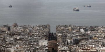 Θεσσαλονίκη: Αναστάτωση για περίεργο ιπτάμενο αντικείμενο που έπεσε στο Θερμαϊκό