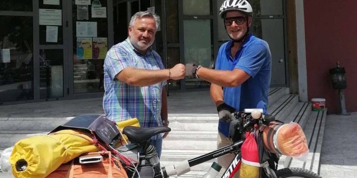Ο γύρος της Ελλάδας με ποδήλατο έκανε στάση στον Εύοσμο