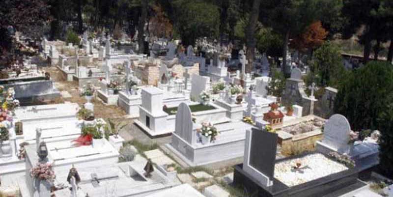 Απίστευτο! Ιερέας άνοιξε φέρετρο και φώναζε ότι δεν υπάρχει κορονοϊός