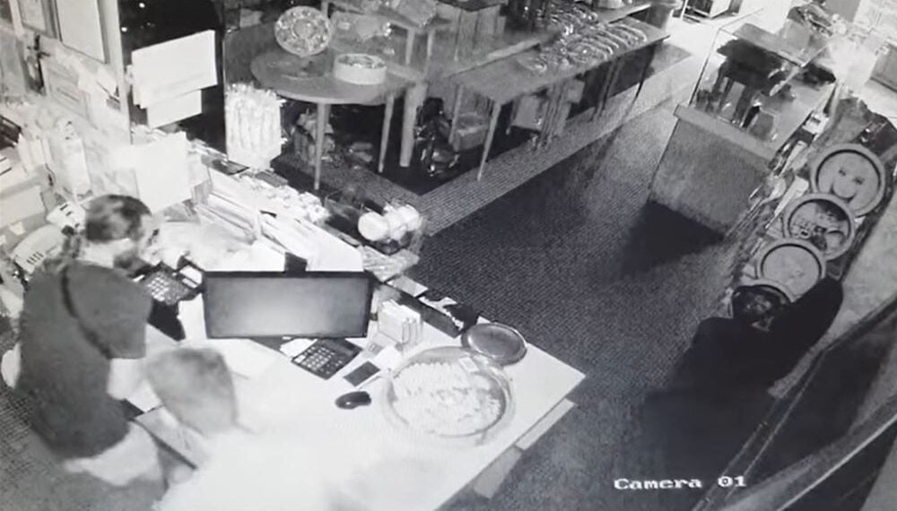 Διάρρηξη σε γνωστό ζαχαροπλαστείο της Θεσσαλονίκης (Βίντεο)