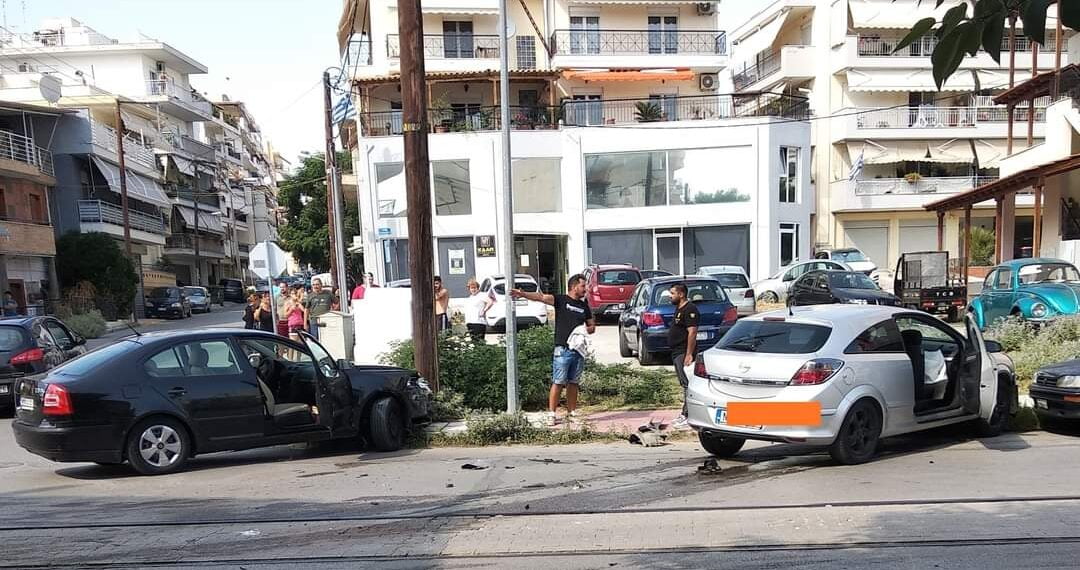 Σύγκρουση 3 αυτοκινήτων στον Εύοσμο (εικόνες)