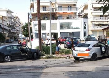 Σύγκρουση 3 αυτοκινήτων στον Εύοσμο (εικόνες)