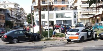 Σύγκρουση 3 αυτοκινήτων στον Εύοσμο (εικόνες)