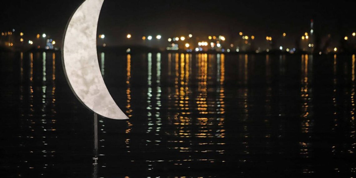 Θεσσαλονίκη: Καθαρίζεται μετά τον βανδαλισμό το «Φεγγαράκι» στη Νέα Παραλία