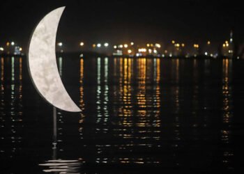 Θεσσαλονίκη: Καθαρίζεται μετά τον βανδαλισμό το «Φεγγαράκι» στη Νέα Παραλία