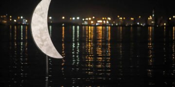 Θεσσαλονίκη: Καθαρίζεται μετά τον βανδαλισμό το «Φεγγαράκι» στη Νέα Παραλία