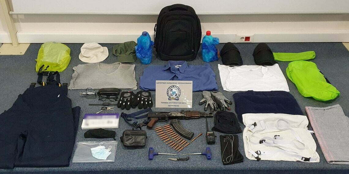 Θεσσαλονίκη: Καλάσνικοφ, ασύρματος, φυσίγγια- Όσα βρέθηκαν στην κατοχή του ληστή του Ρετζικίου (Εικόνες)
