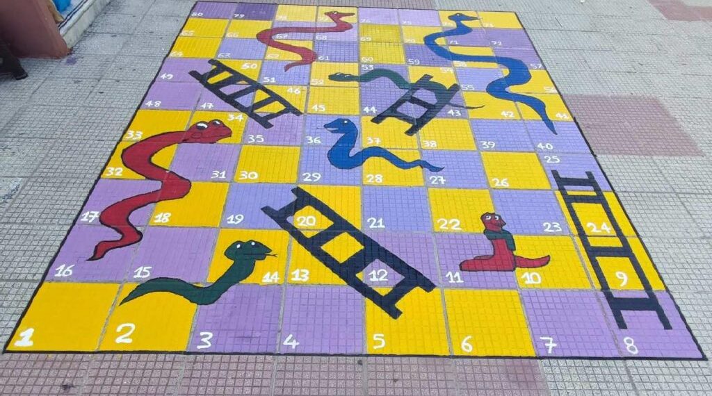 Εύοσμος: Το προαύλιο του πειραματικού σχολείου γέμισε με επιδαπέδια παιχνίδια και οι μαθητές ενθουσιάστηκαν