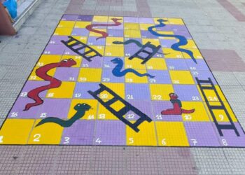 Εύοσμος: Το προαύλιο του πειραματικού σχολείου γέμισε με επιδαπέδια παιχνίδια και οι μαθητές ενθουσιάστηκαν