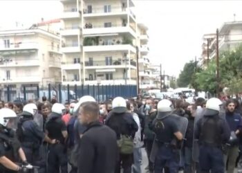 Νέα επεισόδια στο ΕΠΑΛ Σταυρούπολης – Μαθητές επιτέθηκαν με μολότοφ και πέτρες σε φοιτητές (Βίντεο)